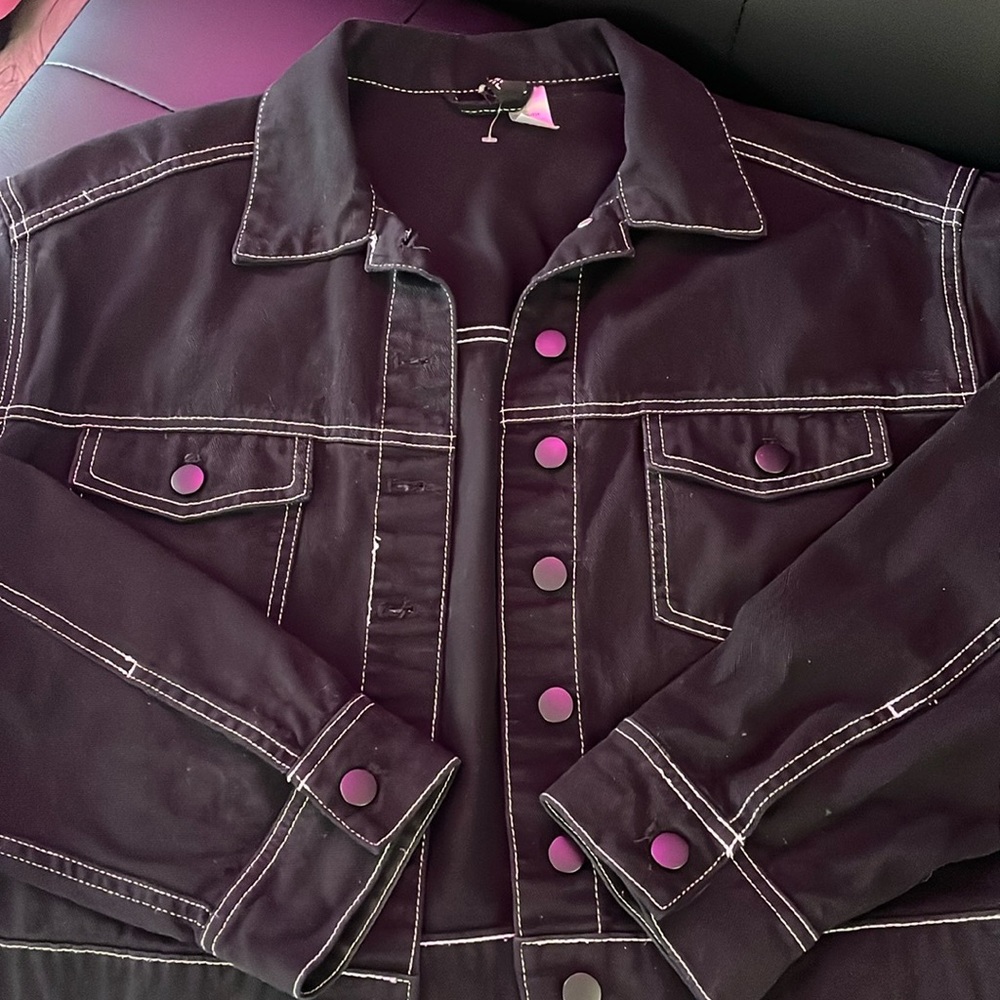 H&M Black denim jacket with white stitching 🖤🤍